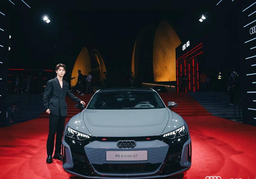 原创男星gq红毯木子洋似车模王耀庆像喜提新车而他像个修车工