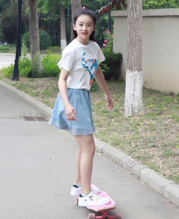 原创12岁的森碟玩滑板看到她站在滑板上的全身照不当童模可惜了