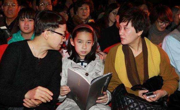 然而在邓婕特别想当妈妈的时候,张国立带着邓婕去领养了一个女儿,也许