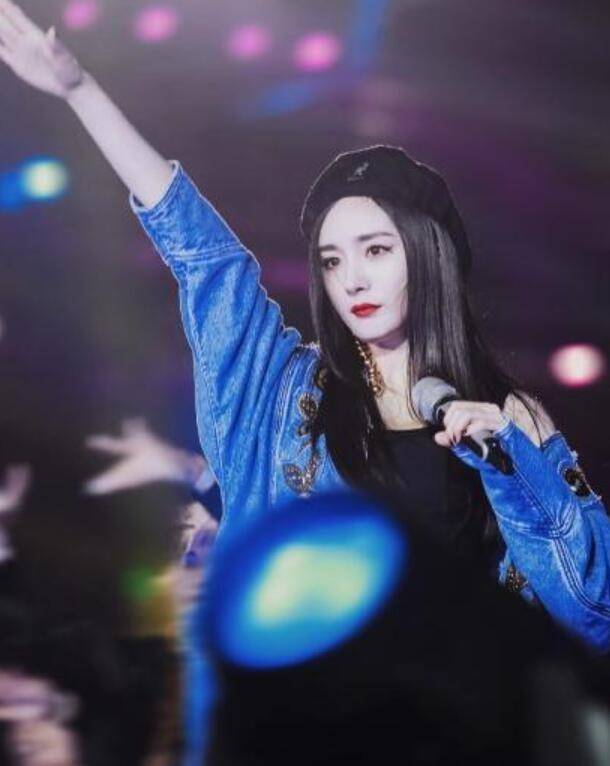 在表演时候也是经常时尚跳舞,但是小编觉得,杨幂就是杨幂,和李小璐是