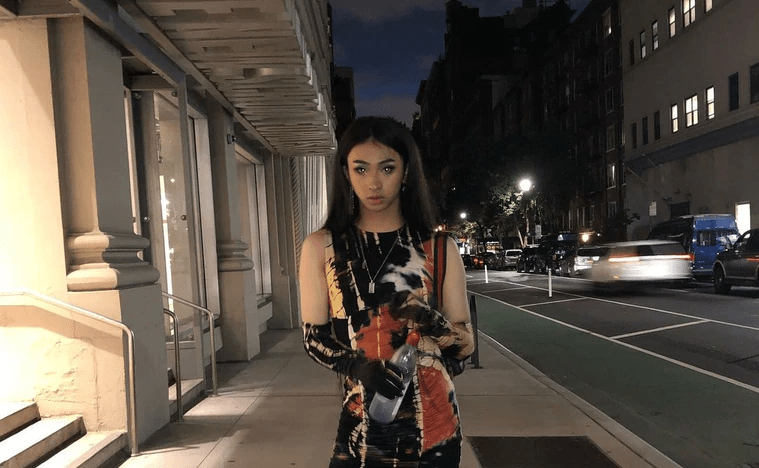 原创伊能静儿子再扮女装兔女郎造型穿抹胸蕾丝连衣裙散发自信光芒