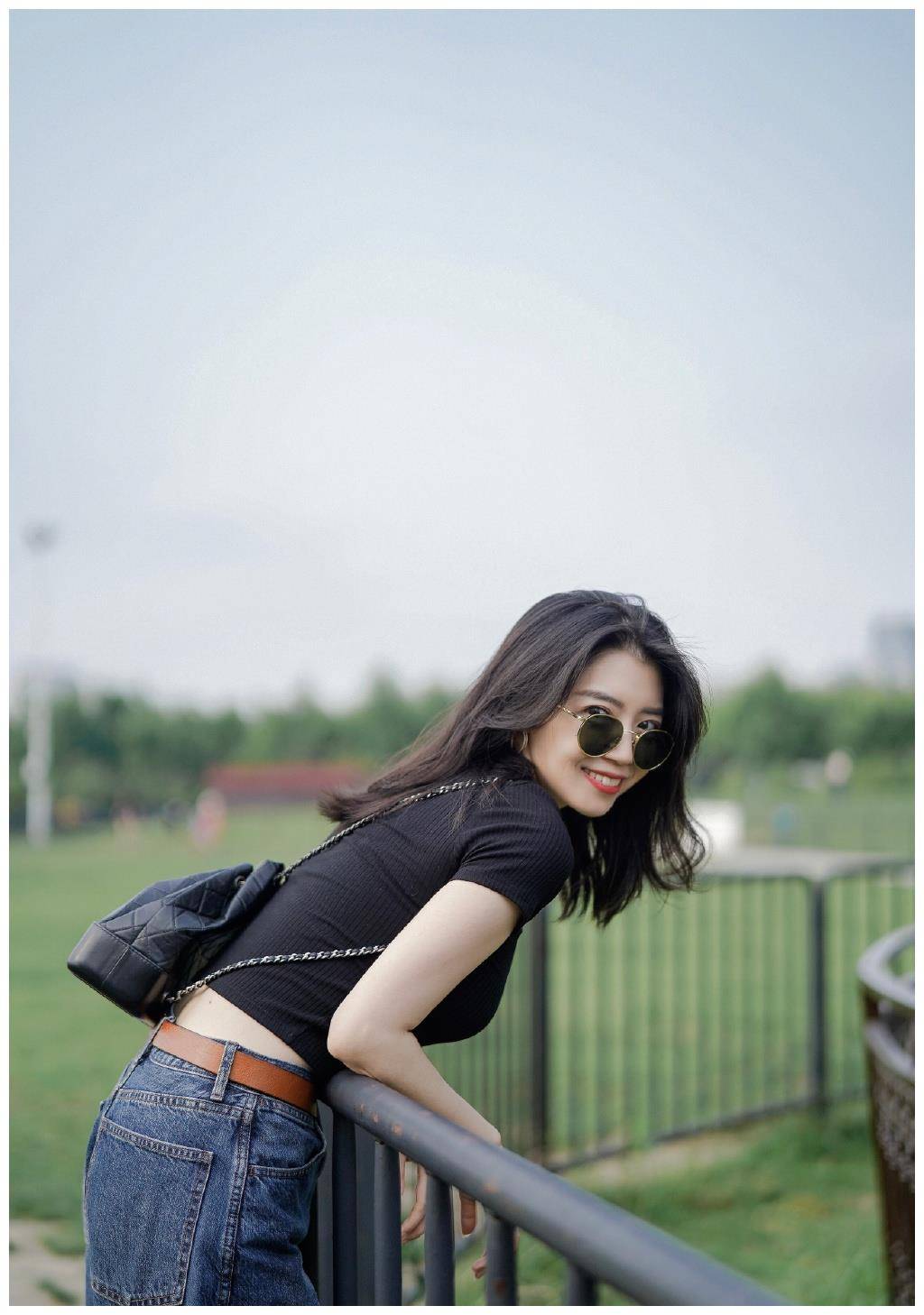 小个子女生夏季这样穿,黑色上衣搭配牛仔裤,30岁也能穿出少女感_衣服