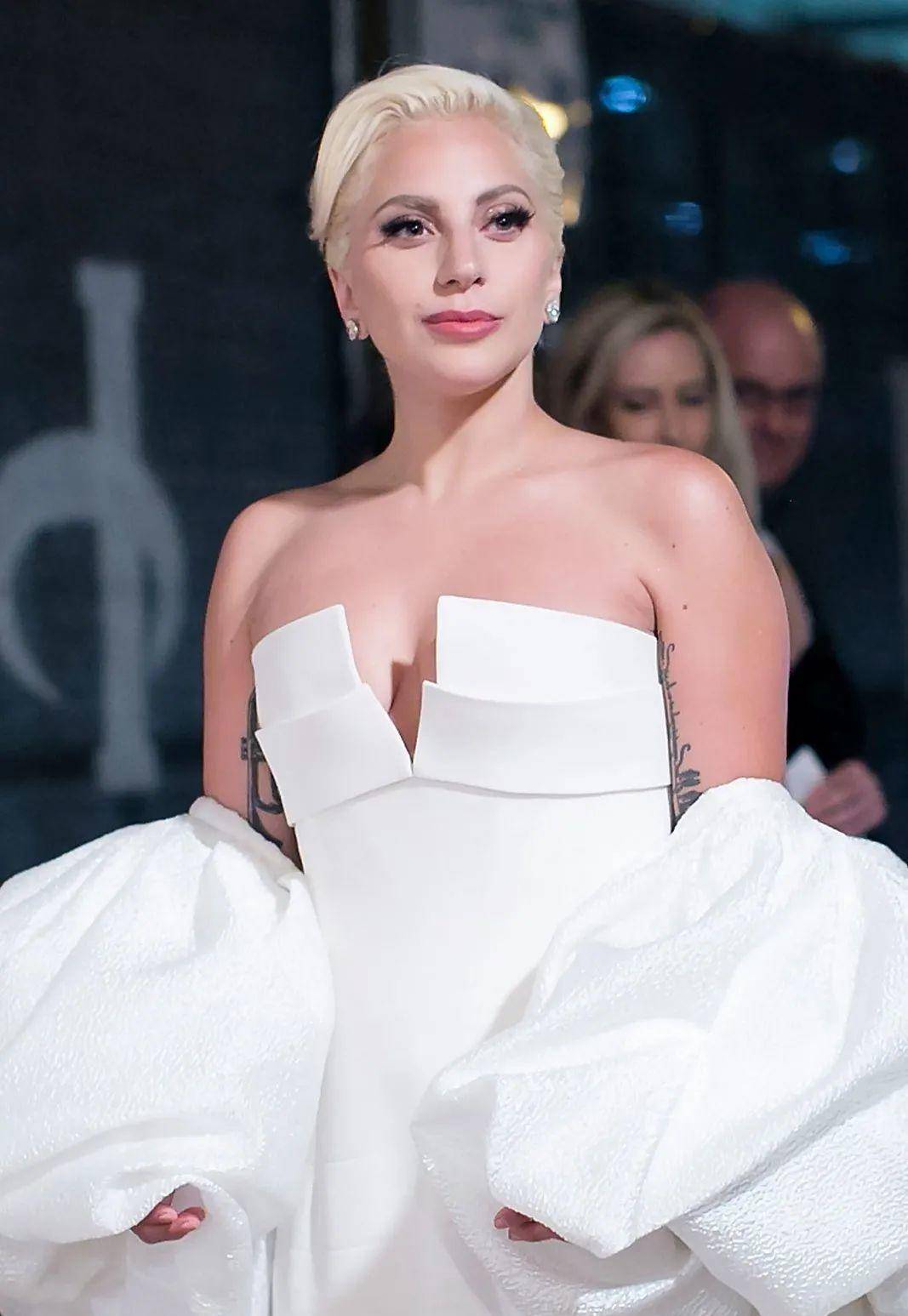 她是童年遭受性侵的流行天后,如今将扮演现实中的"黑寡妇"67_gaga