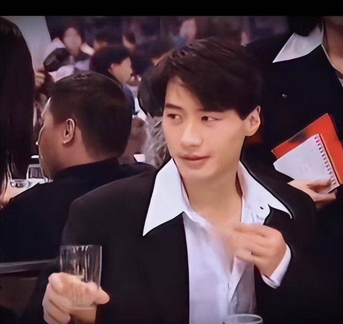 凭借一个吐烟的动作火遍全网,不要再说黎明不红了,他只是后来不想再