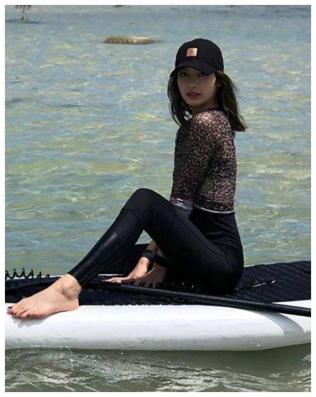 原创人间芭比lisa海边度假穿墨汁裤秀身材女生都慕了