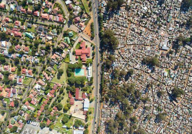 30张罕见的对比照,南非穷富仅一个街道的距离,图1