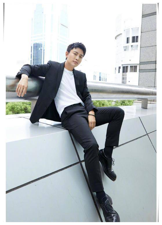 原创贾乃亮再不是忠犬老公穿印花衫架黑超走机场搭运动裤难挡霸气