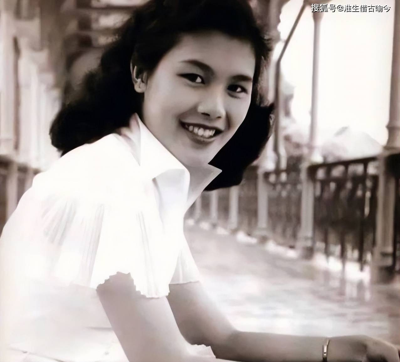 原创1964年美智子向诗丽吉行屈膝礼一个清水芙蓉另一个王冠闪耀