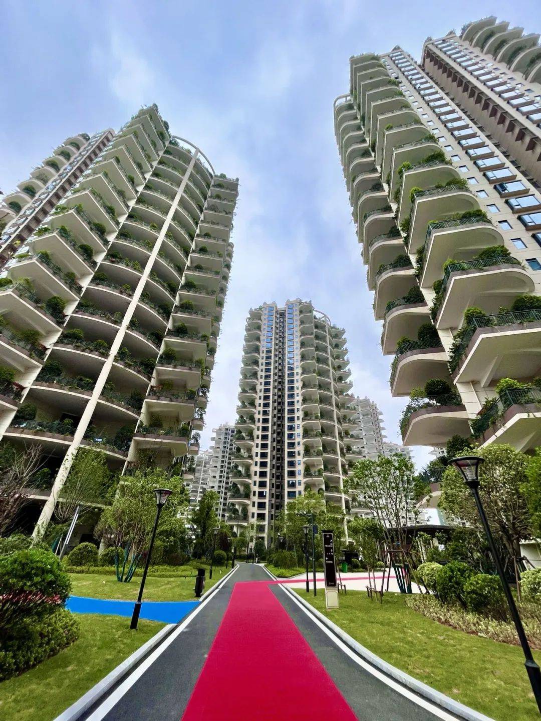 终极大考株洲首批第四代住房正式交付现场停满豪车