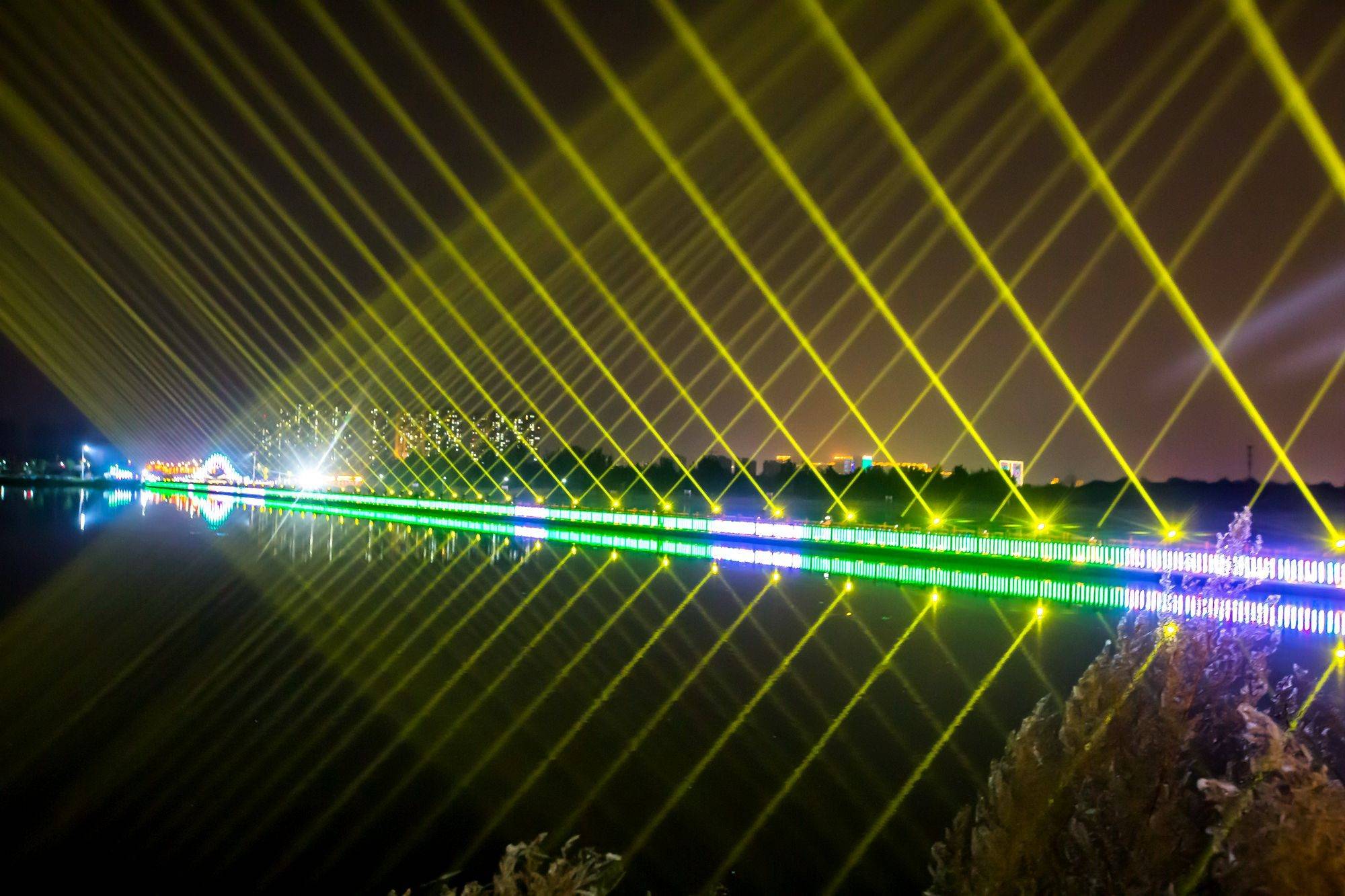 河北正定滹沱河生态岛,看一场精彩的光影秀,充满了神秘和浪漫_灯光