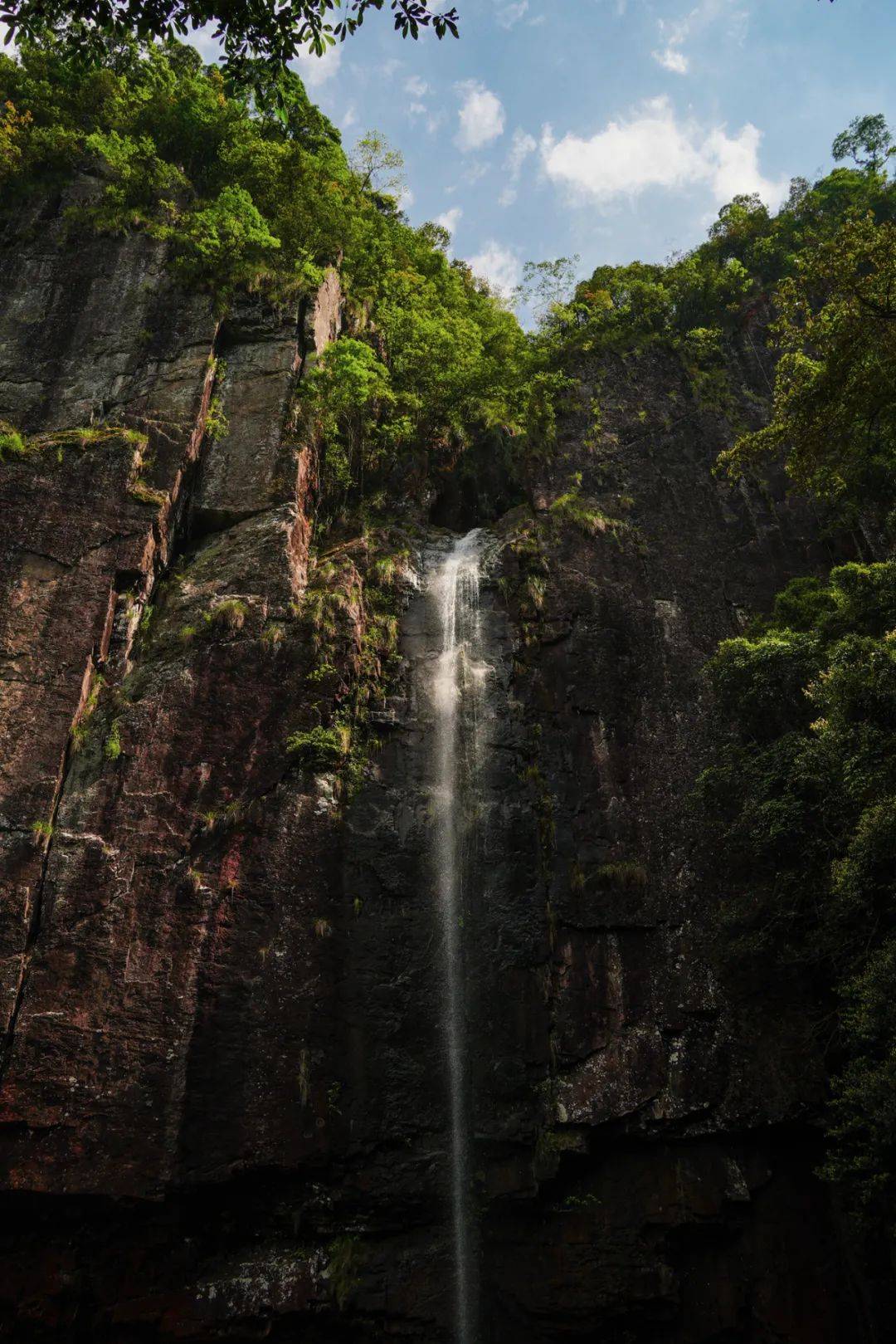 原创赤壁看山看水有猴趣