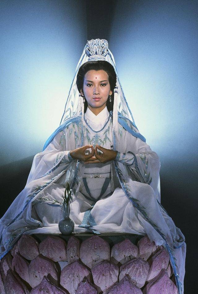 个版本是赵雅芝,她曾在1985年的粤语电视剧《观世音》中出演观音菩萨