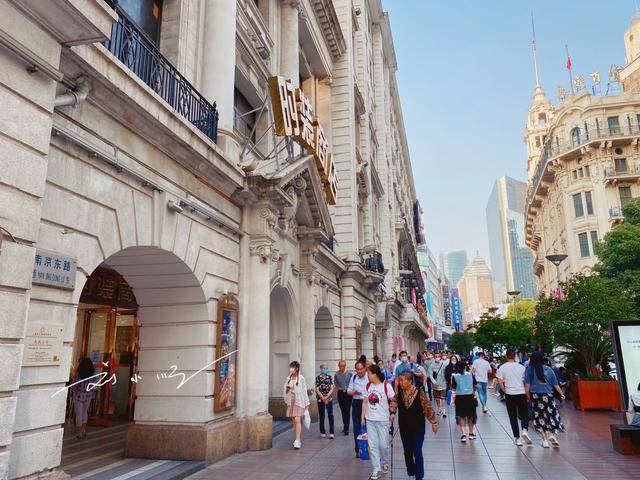 上海这家老牌商场，就在南京路上，曾经人山人海，现在却特别萧条