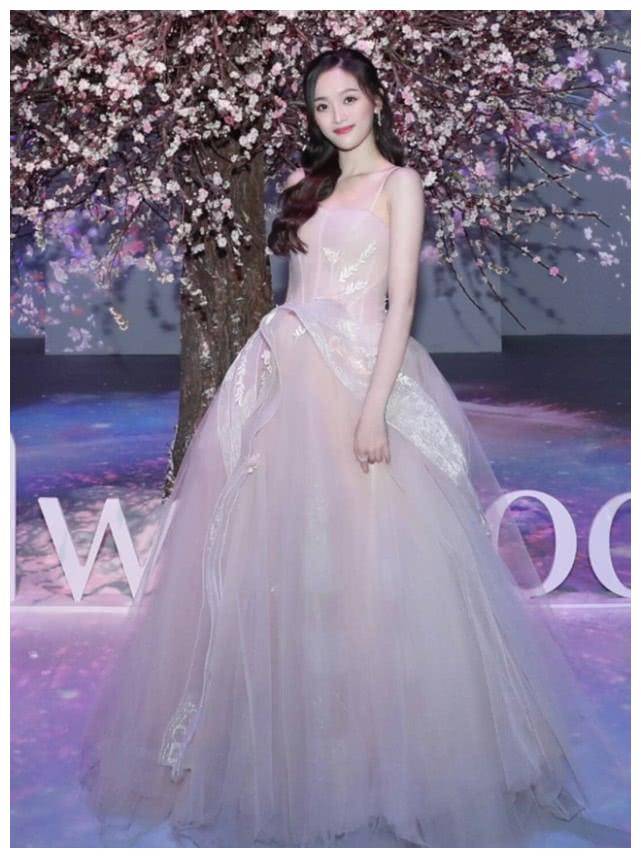 原创吴宣仪哪里有85斤10cm的t恤都能穿我觉得我不配吃饭