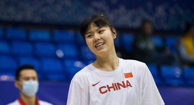 23岁李月汝秀恩爱,2人海边甜蜜度假,2米18男友长相帅气_赵义明_中国