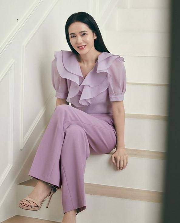 原创孙艺珍婚后首支服装照甜美晒夏装很可爱气质和状态回春
