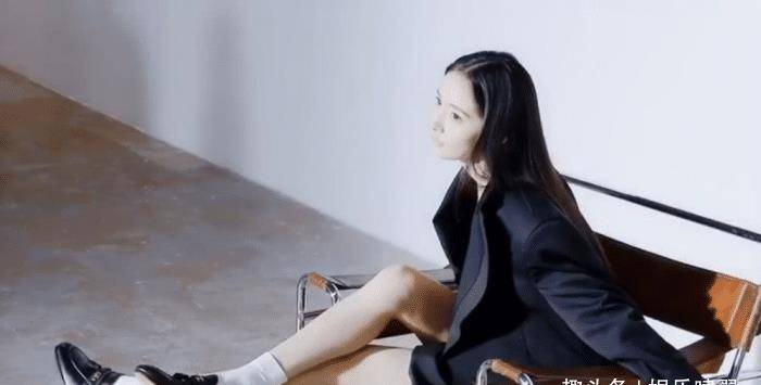 原创杨幂拍写真花絮照被疯传坐在椅子上那刻大长腿无处安放