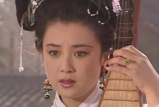 1992年,傅艺伟与北京高校老师高度相遇,28岁的傅艺伟被对方的才华与学