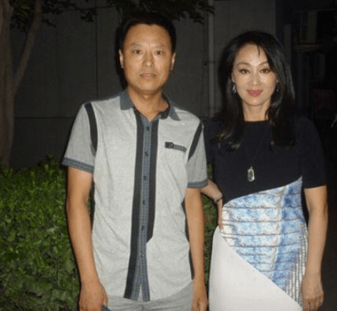 57岁王姬全家照老公帅女儿长得比她还美26岁儿子智商仅4岁