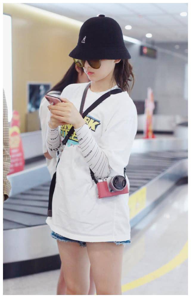 杨超越都出道这么久了还敢穿拖鞋出门太没有明星样了