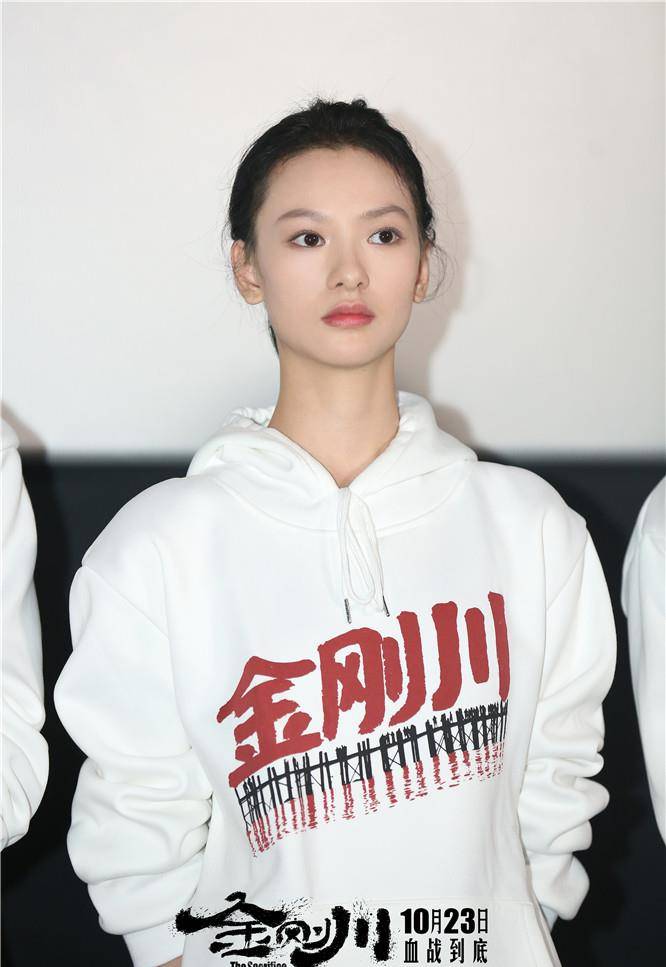 她是《金刚川》中唯一一个女演员,身高170cm,目前还在上学_邱天_吴京