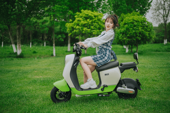 姐妹一起为出游精致打扮,一辆颜值出众的电动车能为出行增色.