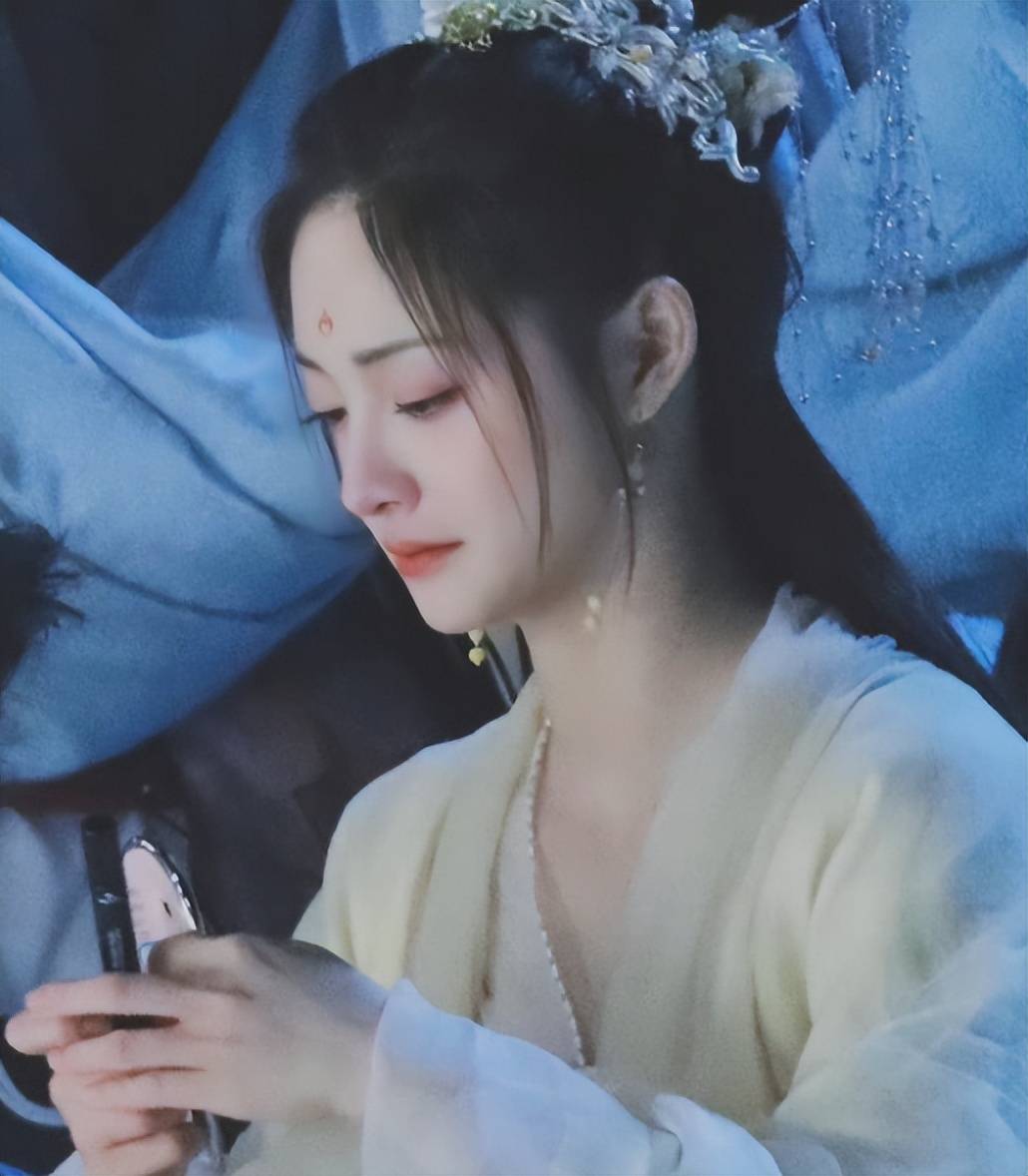 周洁琼新剧造型只能看精修图,长相也只适合当爱豆_表情_演技_脖子