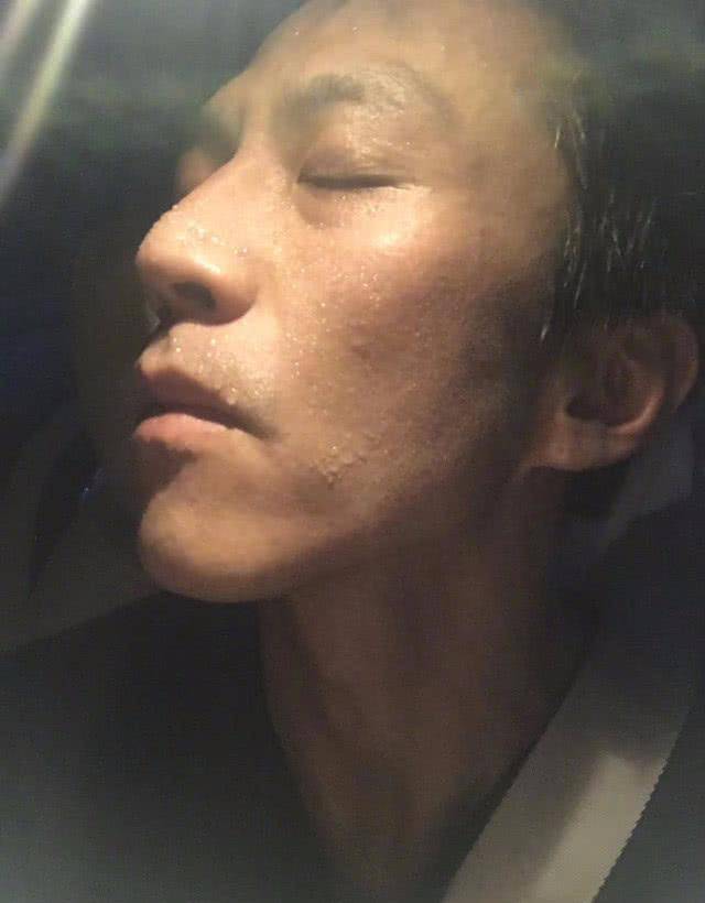 邓超素颜似50岁大叔,鬓角白发脸松弛,事业家庭丰收为何显老?