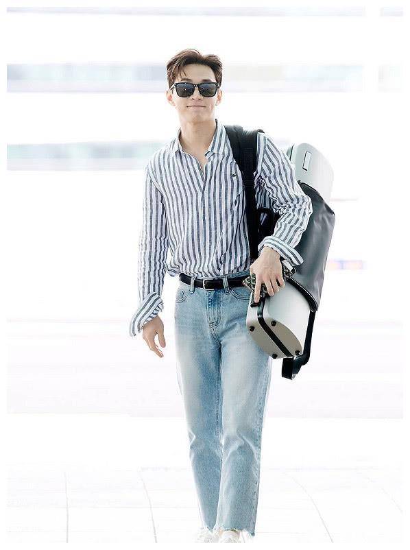 刘宪华机场炫富,4kt恤搭4k喇叭裤,却意外被包包抢镜_魅力_穿着_休闲