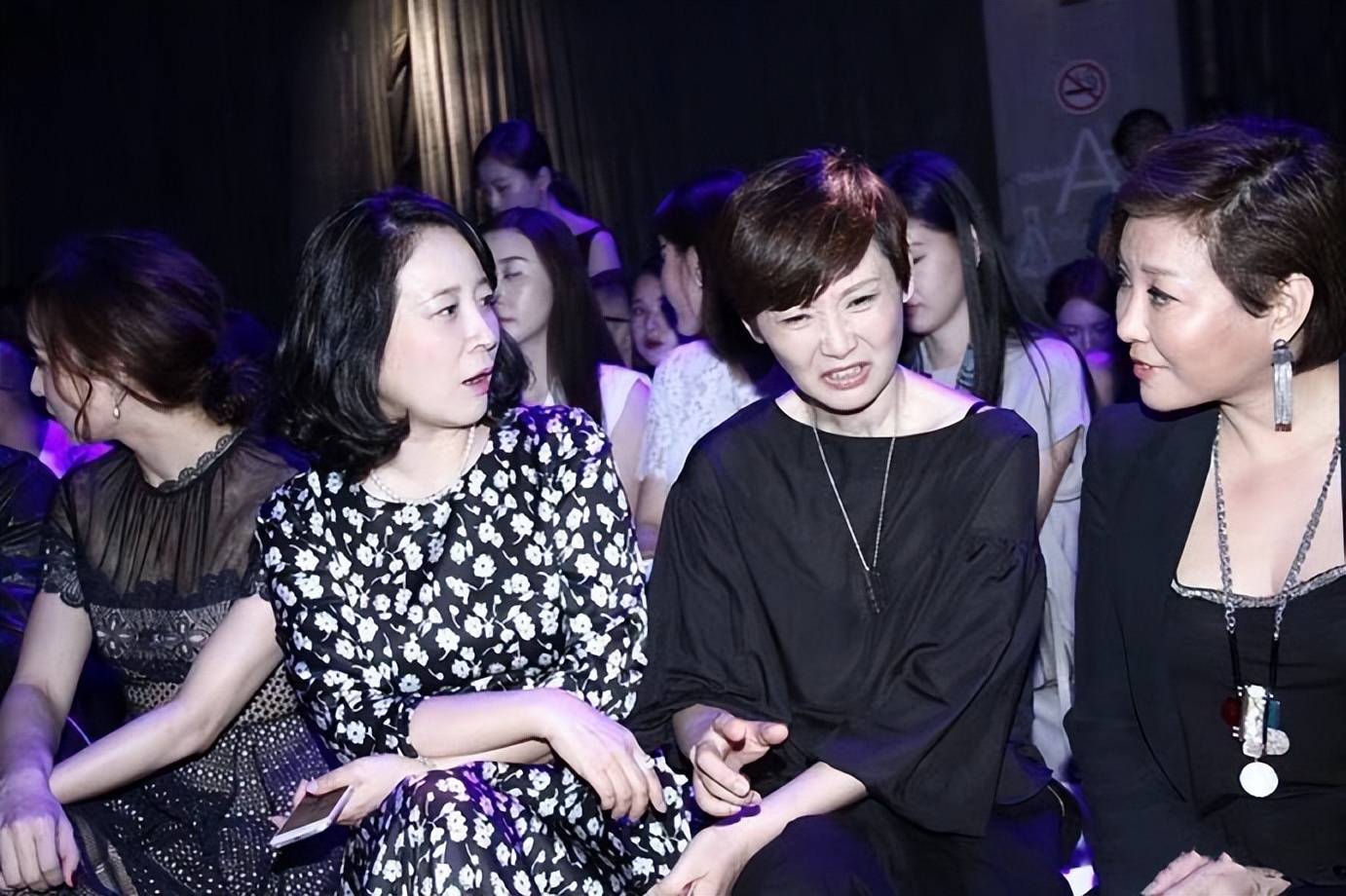 陈小艺徐帆出席活动,姐妹花穿搭像个老太太,太令人失望_整体_身材