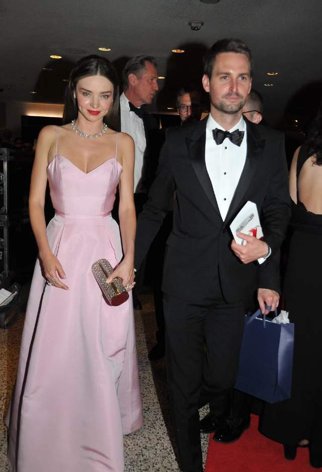 甜美米兰达·可儿a起来真带劲!携90后富豪老公亮相,尽显女主范