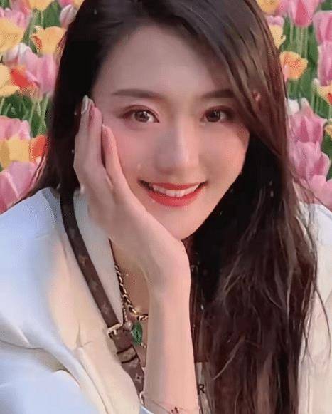 徐梦迪是著名演员闫学晶的儿媳,以其高颜值而备受瞩目.