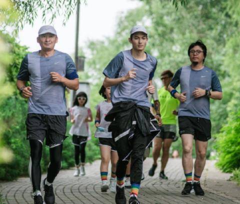 景岗山儿子考上中戏,颜值超高好似混血儿,网友们却建议他改名_景天一