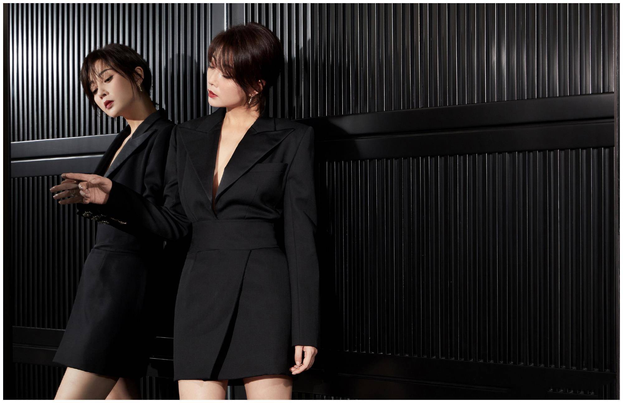 原创殷桃罕见秀性感一袭真空西装v领开到底剪刘海后年轻20岁