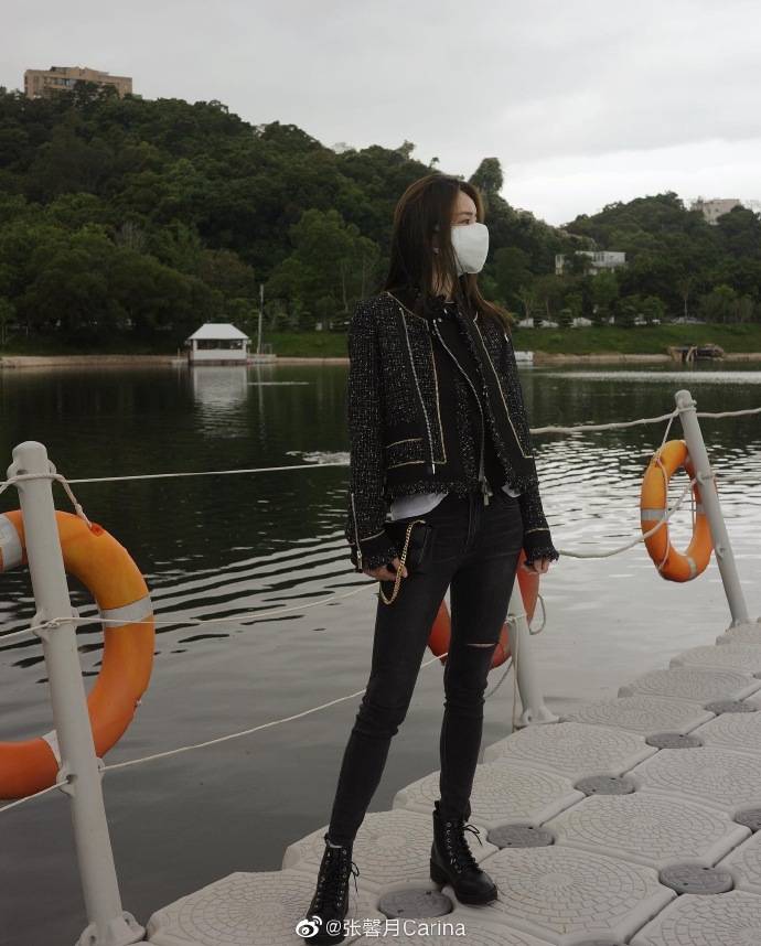 原创林峯一家三口出游紧牵女儿小手小心呵护与张馨月坐游船登对养眼