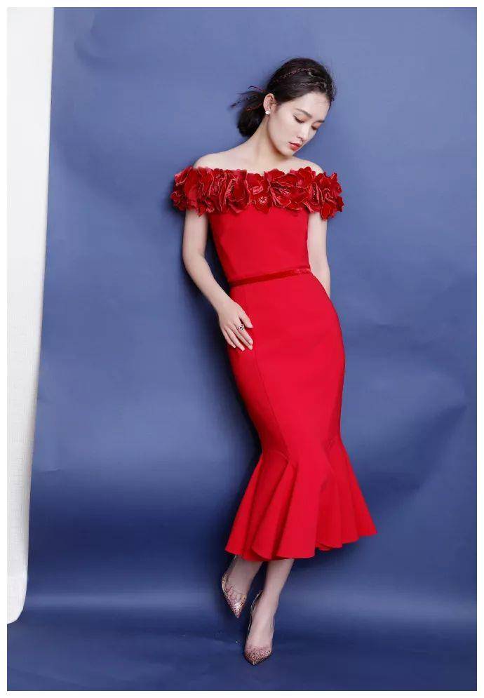 李沁身材还真是丰满，穿红色鱼尾裙上春晚，不用P图都凹凸感十足