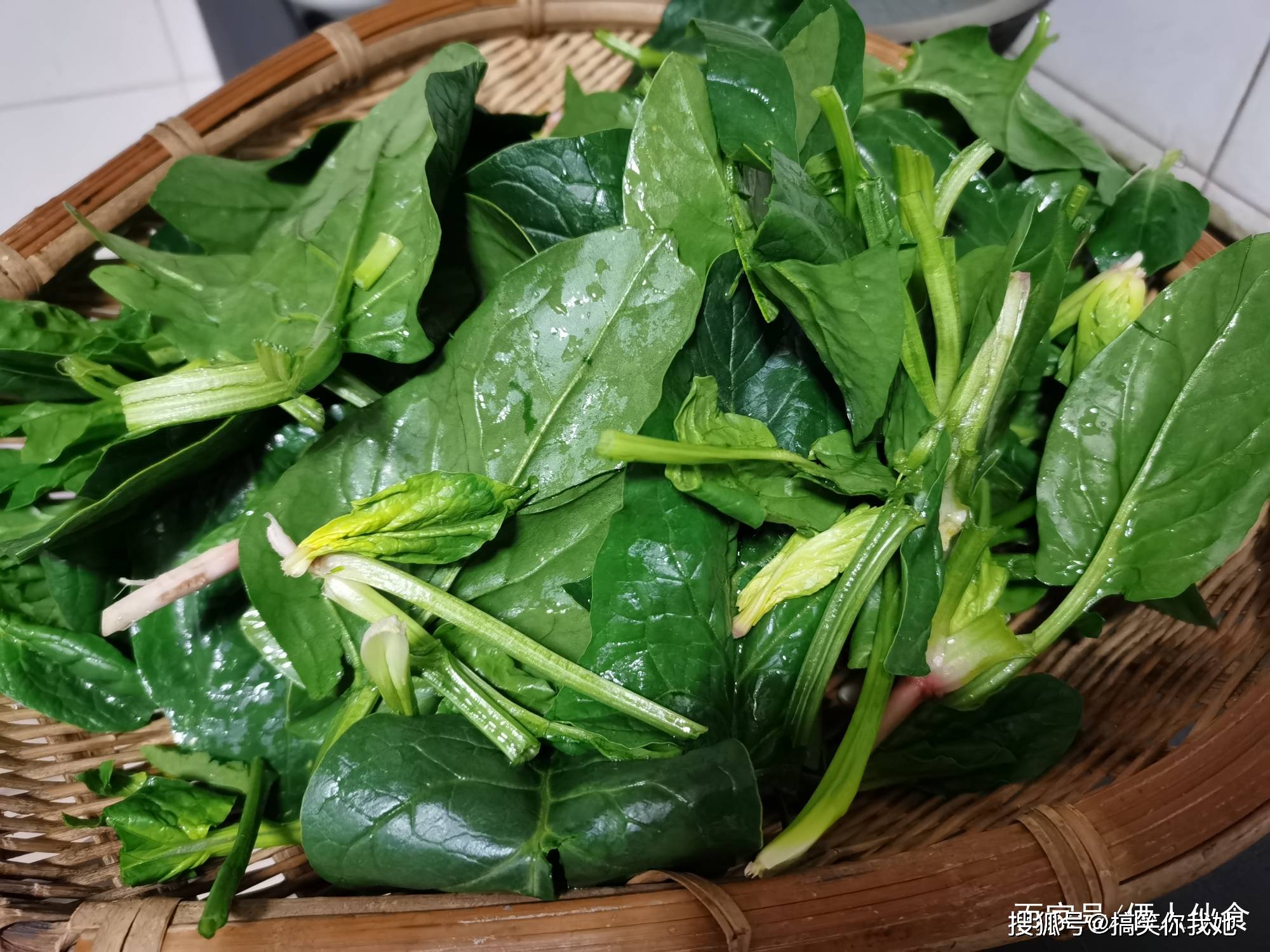 同时还是铁,镁等多种微量元素,可以起到保护眼睛,平衡血压,钩涮辶