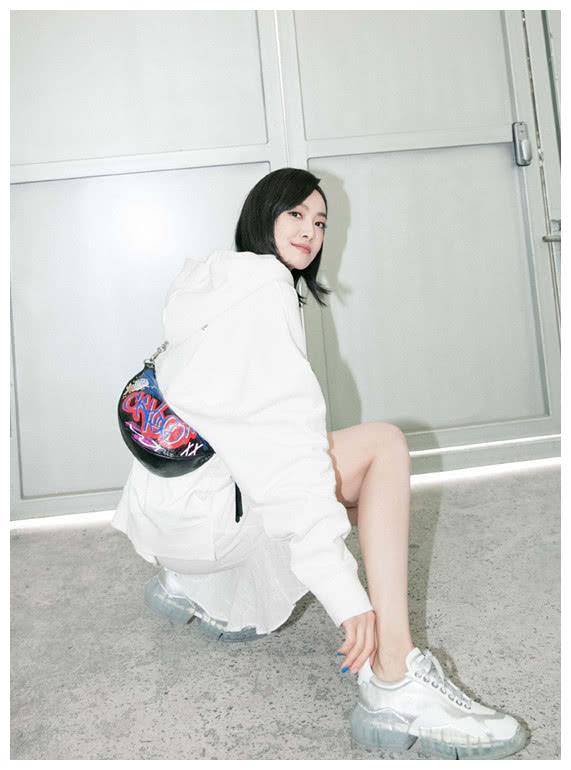 原创宋茜终于不扮酷白色大码卫衣和百褶裙搭一起甜美有少女感
