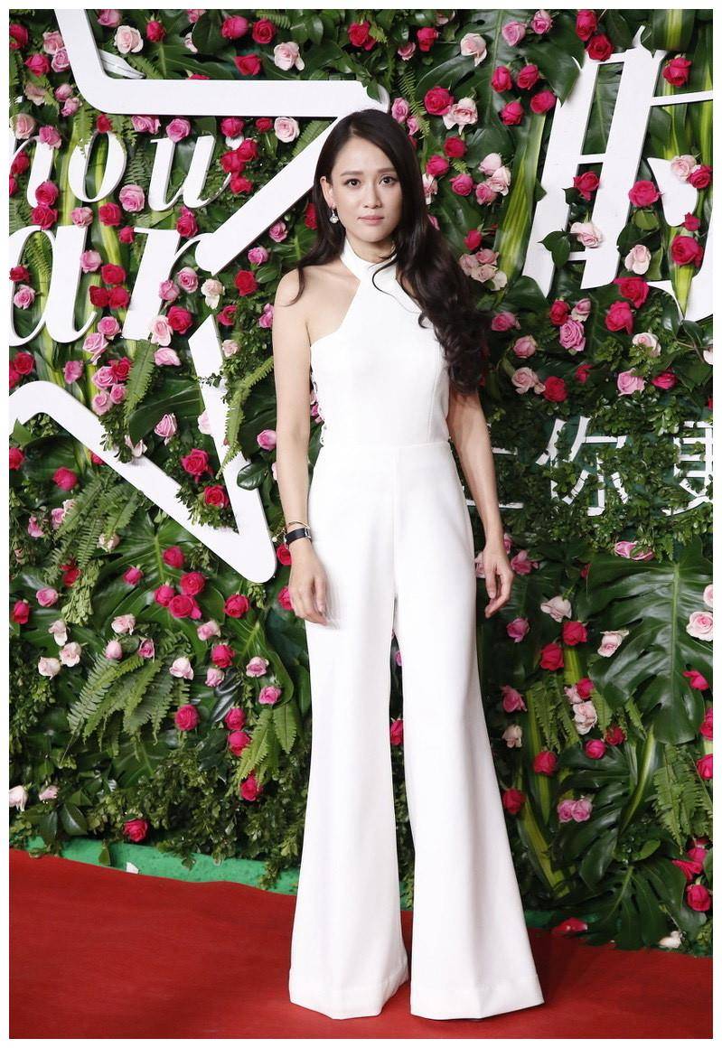 陈乔恩留长发太美了,白色挂脖连体裤配大波浪卷发,40岁气质出众