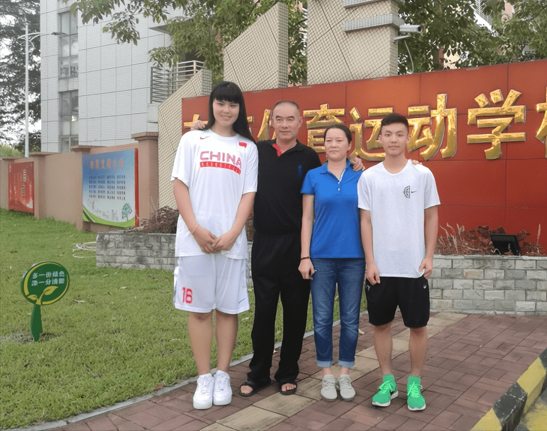 再现女篮姐妹花!