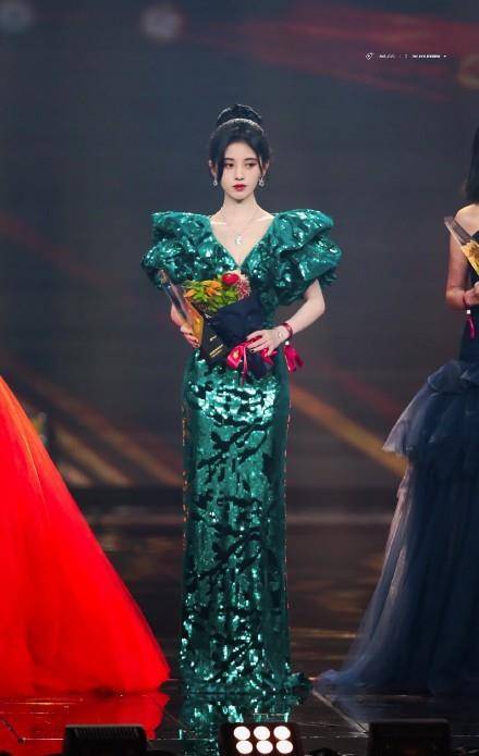 原创微博之夜鞠婧祎墨绿珠光鱼尾裙惊艳亮相男主持看到她的腰惊呼
