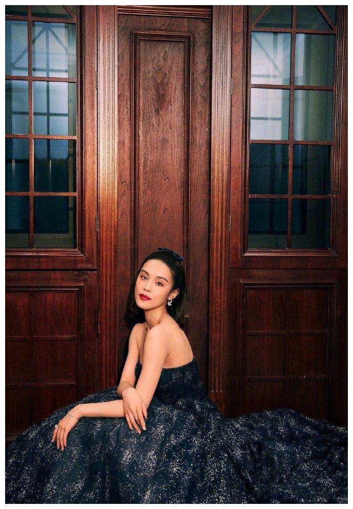 原创韩丹彤深蓝色抹胸星空裙搭配蝴蝶结发带俏皮唯美复古璀璨