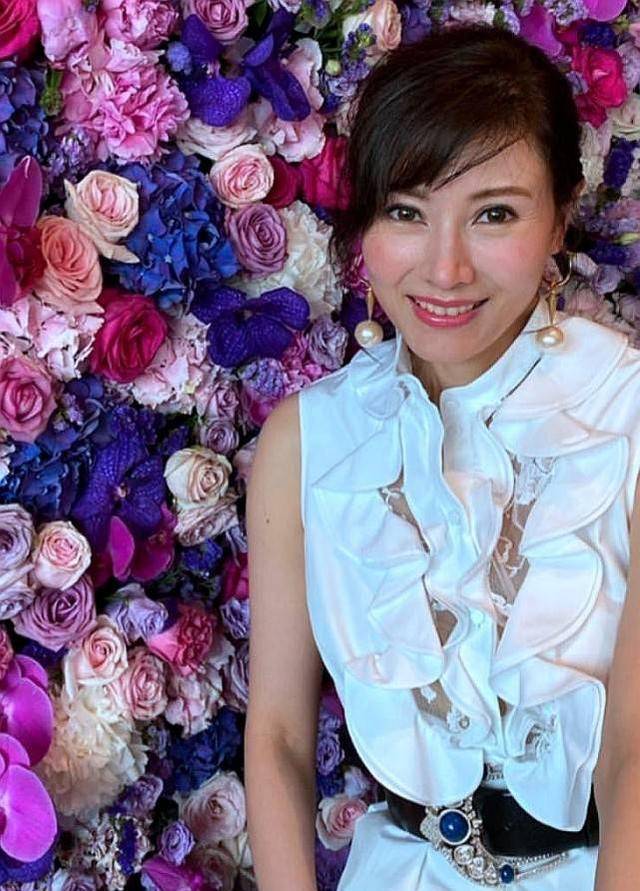 50岁李嘉欣公开素颜照,网友惊呼认不出来:憔悴衰老,样子很怪_许晋亨