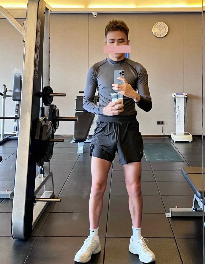 本以为是一枚小奶狗没想到脱衣服有肌肉果然健身太内卷了