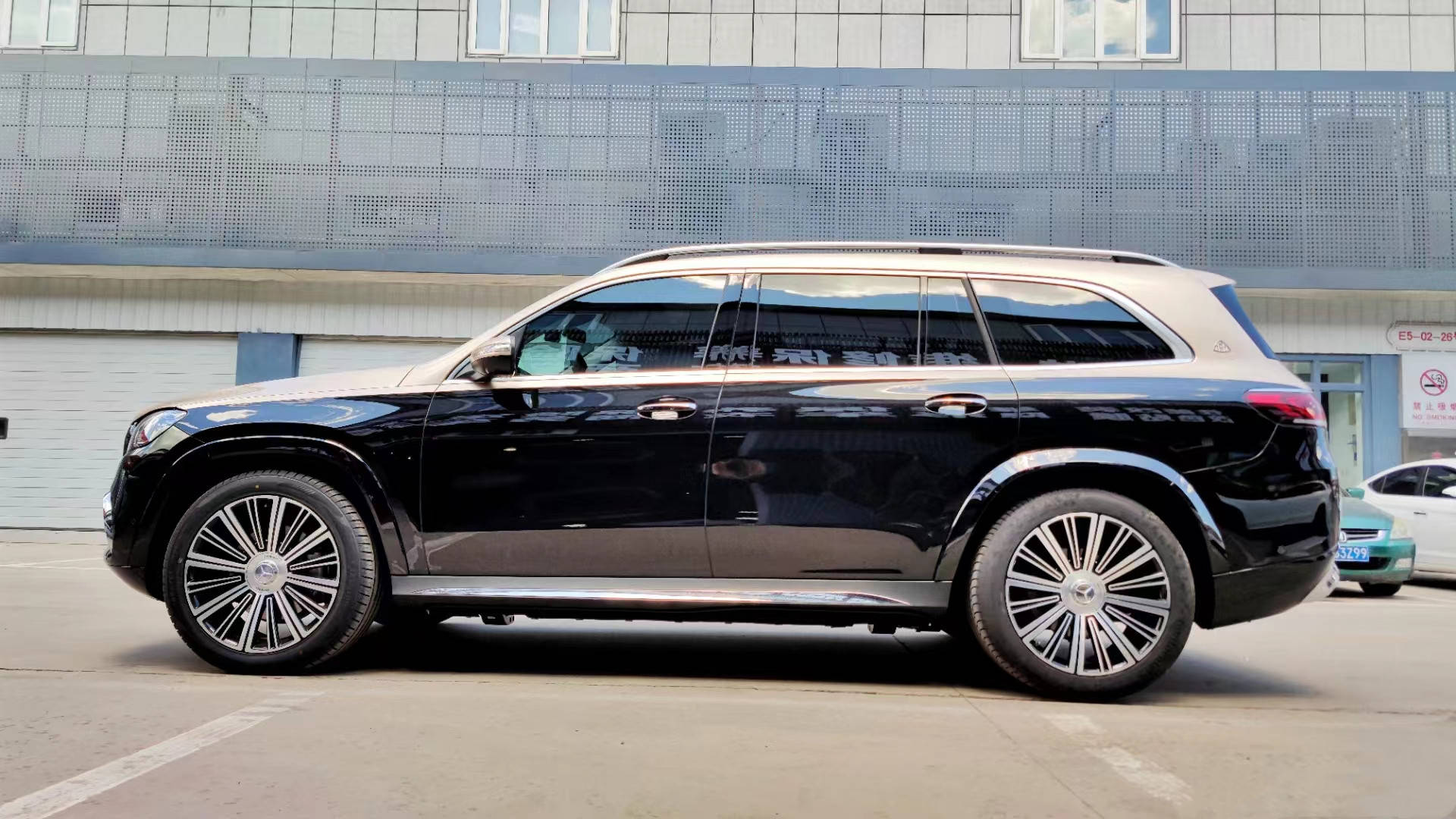 21款奔驰gls400改迈巴赫外观包围套件22寸原厂轮毂