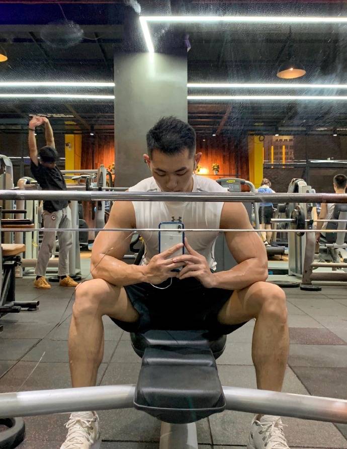 黑皮寸头高鼻梁健身锻造一身腱子肉帅气出街回头率超高