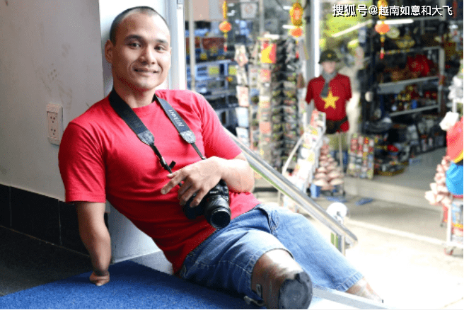 没有腿的越南男孩迎娶漂亮新娘,妻子:我有手脚就够了