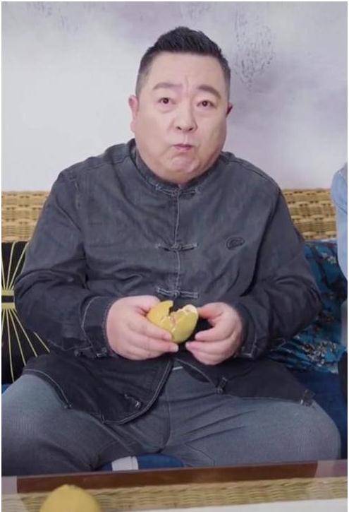 前电视主持人董浩晒近况64岁生活低调私下住农村破屋吃面条