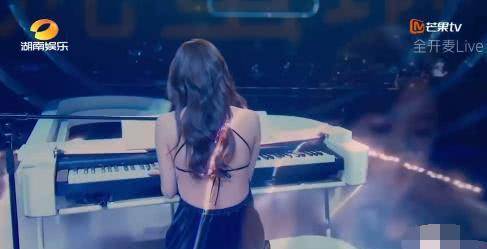 原创张含韵初舞台露时尚美背否认和郭麒麟恋爱差那么多岁