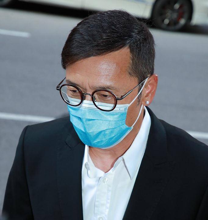 原创苗侨伟真不会老61岁仍风度翩翩大叔魅力无法阻挡